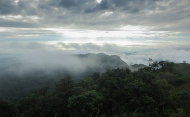 Monjong, Chiang Mai, Tayland 'da dağın tepesinde bulut ve sis var.