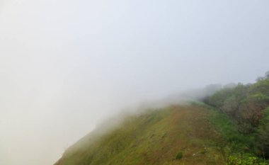 Monjong, Chiang Mai, Tayland 'da dağın tepesinde bulut ve sis var.