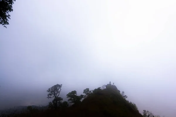 Nevoeiro pesado, nuvem e névoa na floresta tropical em mon jong doi em Chaing mai, Tailândia — Fotografia de Stock