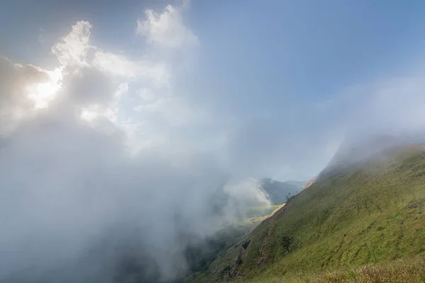 Σύννεφο, ομίχλη και ομίχλη στην κορυφή του mon jong doi στο Chaing mai, Ταϊλάνδη — Φωτογραφία Αρχείου