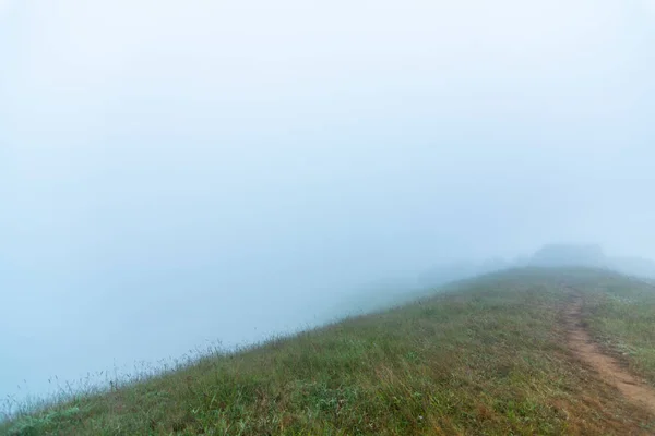 朝の濃霧と霧がタイチェンマイのモンジョン・ドイの山の上で — ストック写真