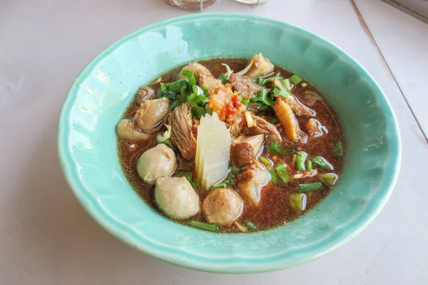 Sopa de porco cozida com glória matinal e broto de feijão — Fotografia de Stock