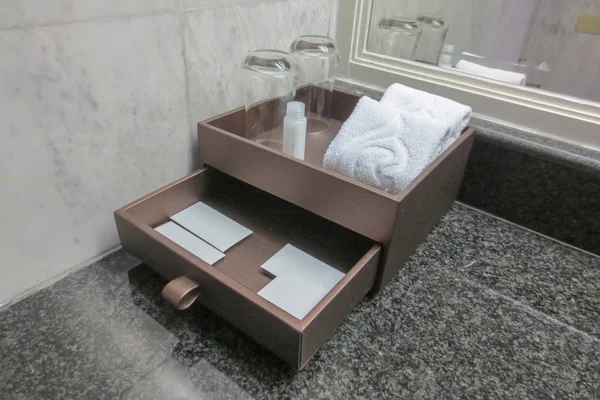 Conjunto de champú de ducha y cosas en el hotel — Foto de Stock