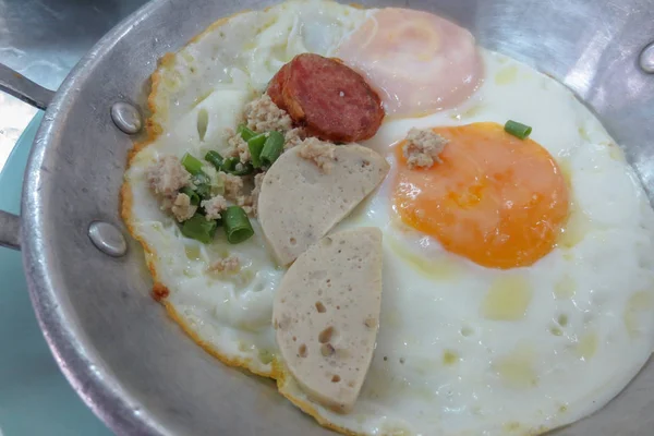 Padella uovo fritto con condimenti in stile tailandese — Foto Stock