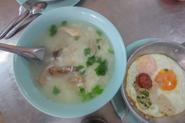 Padella uovo fritto con condimenti in stile tailandese — Foto Stock