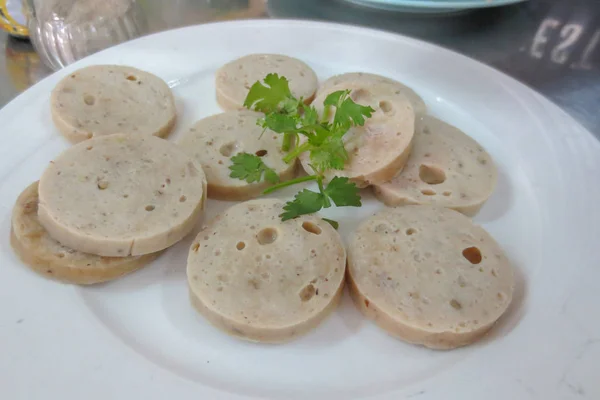 Close up των κονσερβοποιημένων λουκάνικο χοιρινό στο πιάτο — Φωτογραφία Αρχείου