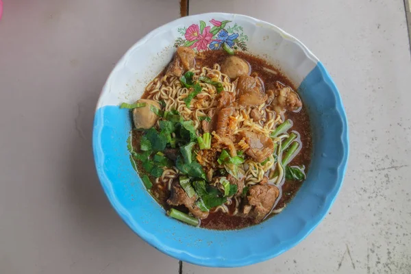 Sopa de macarrão Yakisoba com porco cozido com almôndega — Fotografia de Stock