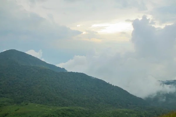 Nuage et brouillard le matin à Doi Mon Jong, une montagne populaire près de Chiang Mai, Thaïlande — Photo