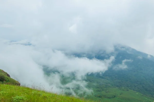 雲と霧の朝、タイのチェンマイ近郊の人気の山であるドイ・モン・ジョンジョンで — ストック写真
