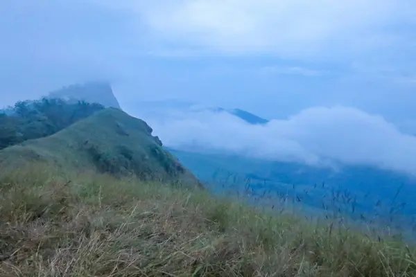 雲と霧の朝、タイのチェンマイ近郊の人気の山であるドイ・モン・ジョンジョンで — ストック写真