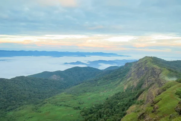 Nube y niebla por la mañana en Doi Mon Jong, una montaña popular cerca de Chiang Mai, Tailandia — Foto de Stock