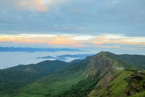 Chmura i mgła rano w Doi Mon Jong, popularnej górze w pobliżu Chiang Mai, Tajlandia — Zdjęcie stockowe