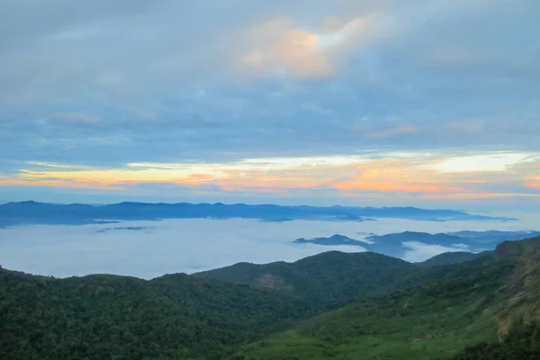 Nuage et brouillard le matin à Doi Mon Jong, une montagne populaire près de Chiang Mai, Thaïlande — Photo