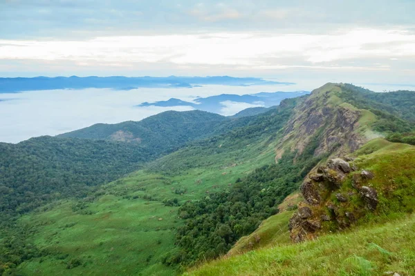 Nuage et brouillard le matin à Doi Mon Jong, une montagne populaire près de Chiang Mai, Thaïlande — Photo