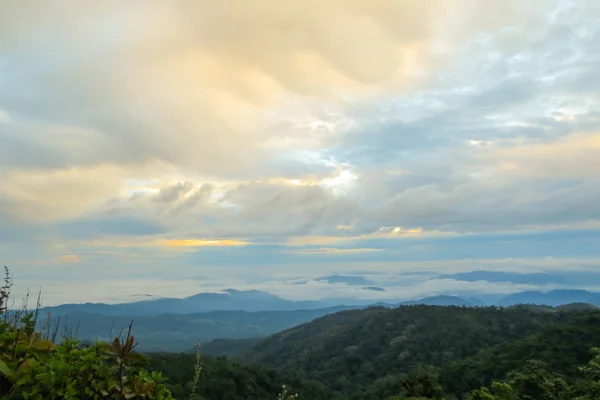 Cloud and Fog in the morning at Doi Mon Jong, a popular mountain near Chiang Mai, Thailand — Stock Photo, Image