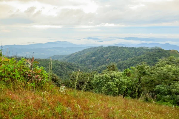 Cloud and Fog in the morning at Doi Mon Jong, a popular mountain near Chiang Mai, Thailand — Stock Photo, Image