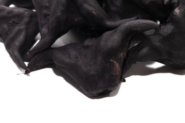 Beyaz arka planda su kestanesi ve su damlaları