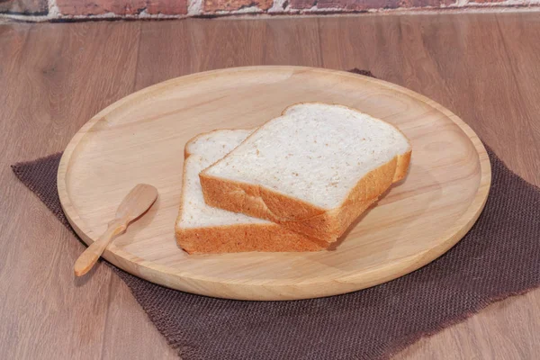 Закрыть нарезанный хлеб на деревянном подносе — стоковое фото
