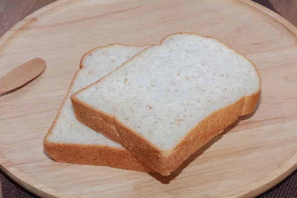 Close-up van gesneden brood op houten dienblad — Stockfoto