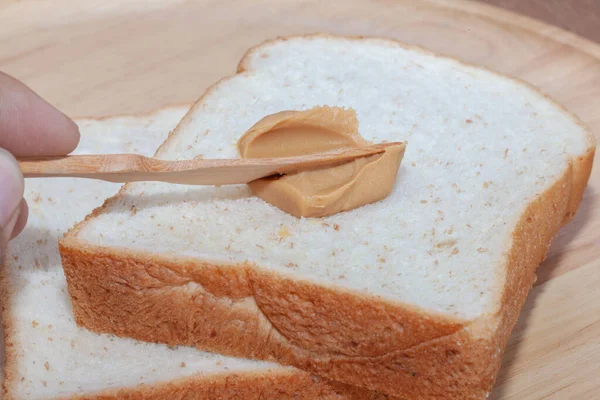 Erdnussbutter-Sandwich-Brot auf Holzteller — Stockfoto