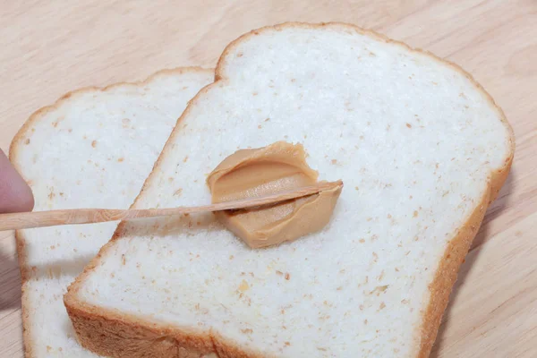 Pan sándwich de mantequilla de maní en plato de madera — Foto de Stock