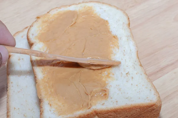 Pan sándwich de mantequilla de maní en plato de madera — Foto de Stock