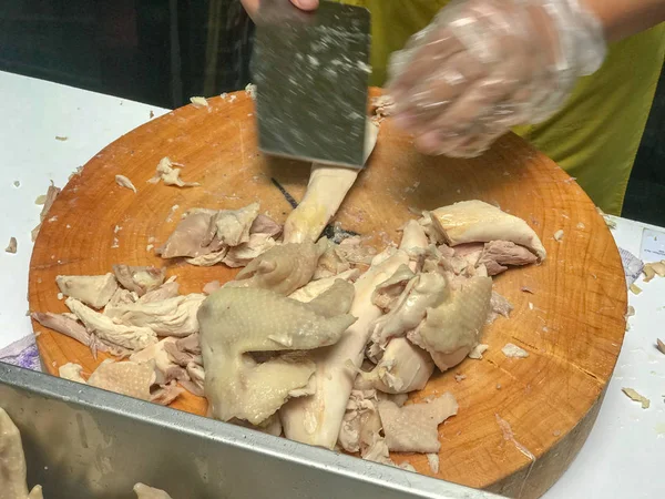 Närbild av skärning Hainanese kyckling på trä ombord — Stockfoto