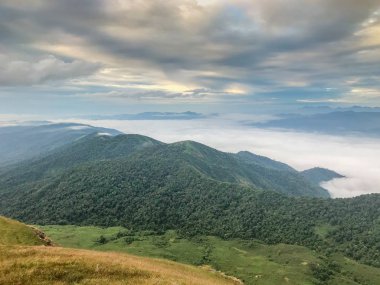 Chaing Mai, Tayland 'da dağın tepesinde ışık ışını ve bulut var.