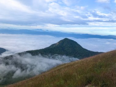 Chaing Mai, Tayland 'da dağın tepesinde tepe ve bulut.