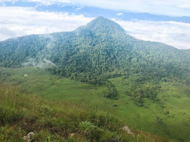 Chaing Mai, Tayland 'da dağın tepesinde tepe ve bulut.
