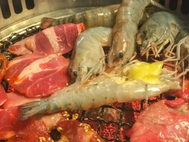 Biftek ızgarasında susam soslu karides ve biftek hazırlıyorum.