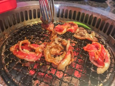 Biftek ızgarasında susamlı biftek hazırlıyorum.