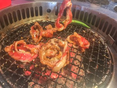 Biftek ızgarasında susamlı biftek hazırlıyorum.