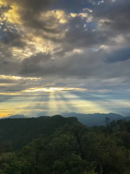 Rayo de luz y nube en la cima de la montaña en Chaing mai, Tailandia — Foto de Stock