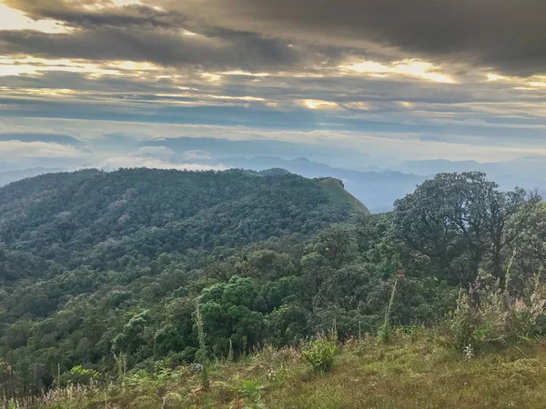 Colina y nube en la cima de la montaña en Chaing mai, Tailandia — Foto de Stock