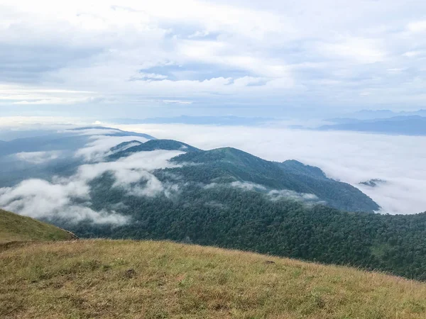 Collina e nube in cima alla montagna a Chaing mai, Thailandia — Foto Stock