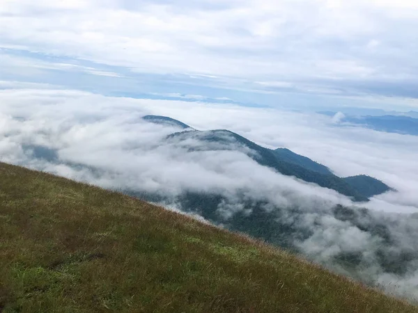 Λόφος και σύννεφο στην κορυφή του βουνού στο Chaing Mai, Ταϊλάνδη — Φωτογραφία Αρχείου
