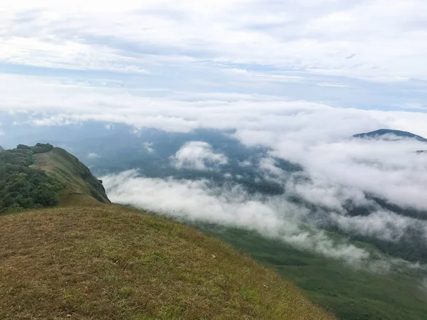 Λόφος και σύννεφο στην κορυφή του βουνού στο Chaing Mai, Ταϊλάνδη — Φωτογραφία Αρχείου