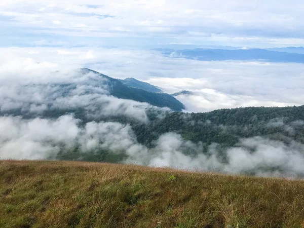 Wzgórze i chmura na szczycie góry w Chaing Mai, Tajlandia — Zdjęcie stockowe