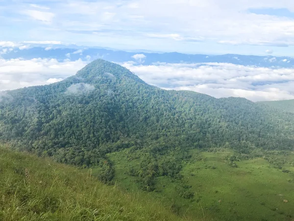 Zielony krajobraz z górami i pięknymi chmurami w Chaing Mai, Tajlandia — Zdjęcie stockowe
