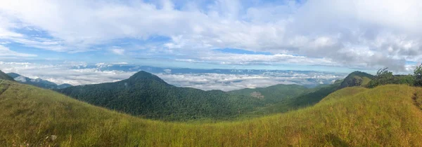 Grüne Landschaft mit Bergen und schönen Wolken bei chaing mai, Thailand — Stockfoto