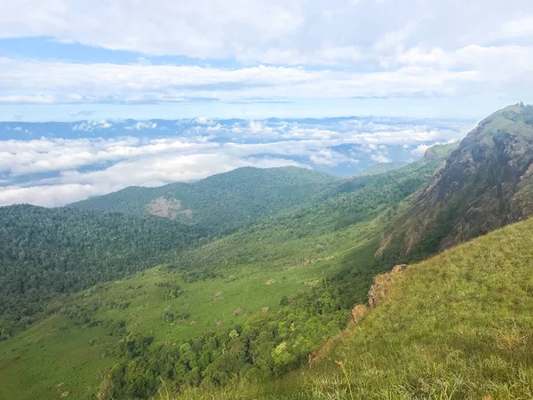 タイのチェンマイで山と美しい雲と緑の風景 — ストック写真