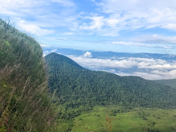 タイのチェンマイで山と美しい雲と緑の風景 — ストック写真