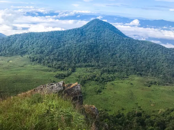 Άποψη των ψηλών βουνών με βράχια στο Chaing mai, Ταϊλάνδη — Φωτογραφία Αρχείου