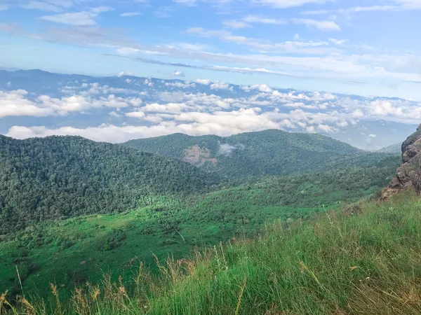 Όμορφη θέα και πράσινο γρασίδι στην κορυφή του βουνού mon jong στο Chaing Mai, Ταϊλάνδη — Φωτογραφία Αρχείου