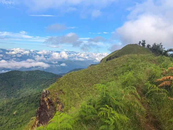 Ψηλά βουνά με μπλε ανάχωμα και ομίχλη στο Chaing mai, Ταϊλάνδη — Φωτογραφία Αρχείου
