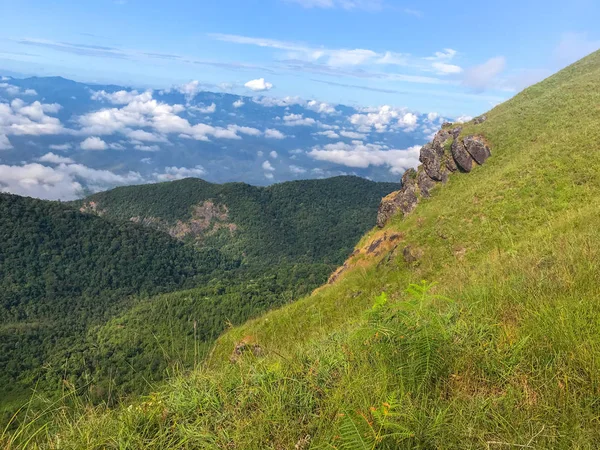 Ψηλά βουνά με μπλε ανάχωμα και ομίχλη στο Chaing mai, Ταϊλάνδη — Φωτογραφία Αρχείου