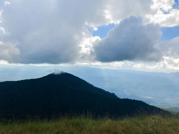 青い雲と霧のある高い山タイ・チェンマイ — ストック写真