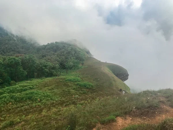 Přírodní scenérie a velká skála na vrcholu hory v Chaing Mai, Thajsko — Stock fotografie