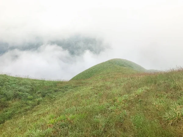 山の上に濃い霧と雲｜Chaing mai, Thailand — ストック写真